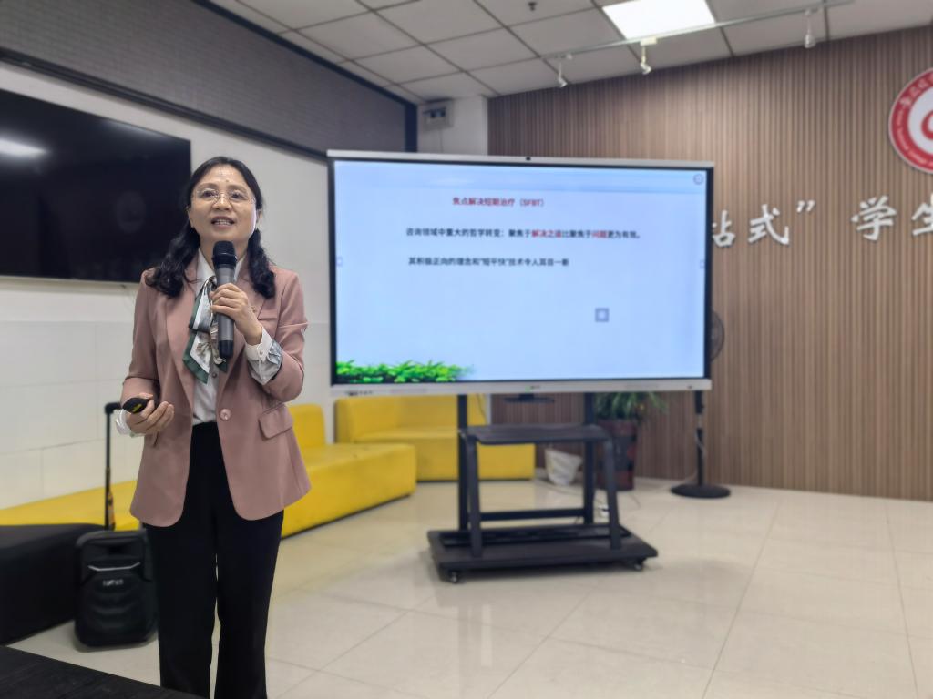 辅导员讲座1.jpg