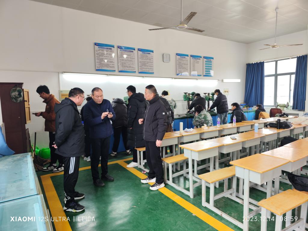 校领导带队开展车、钳工实训教学巡查工作 (1).jpg
