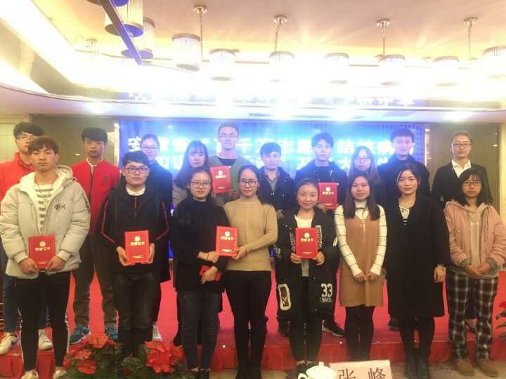 颁发证书(左一:杨家俊同学